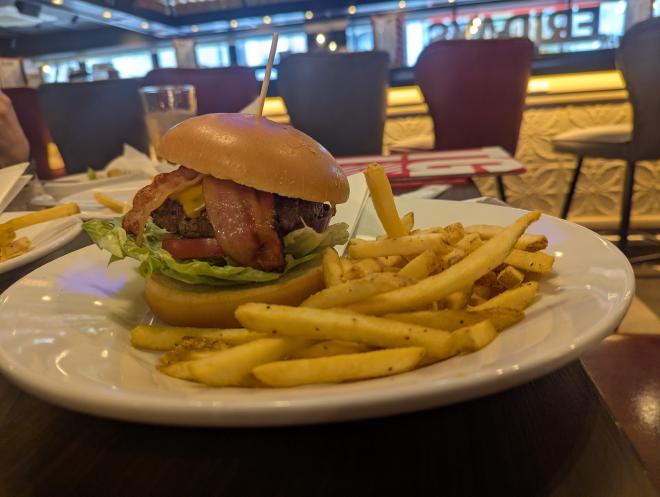 でかいハンバーガーとポテト