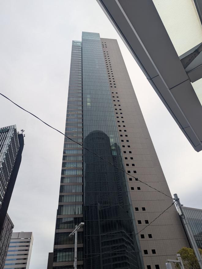 2階建てエレベーターが走るガラスの壁