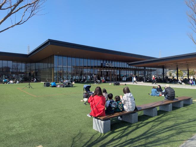 芝生ときれいな建物