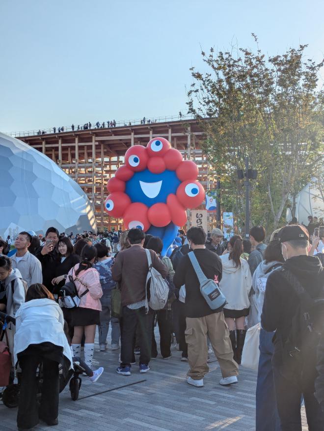 三つ指をつくミャクミャク様