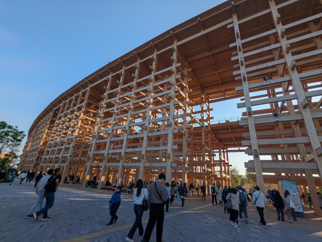 大屋根リングを下から見上げるように