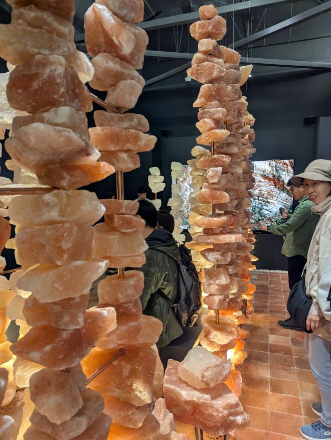 岩塩でできた柱状のオブジェ