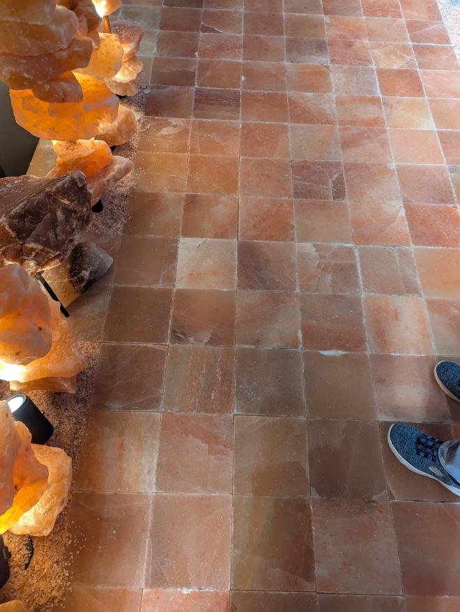 床に敷き詰められた岩塩製のタイル