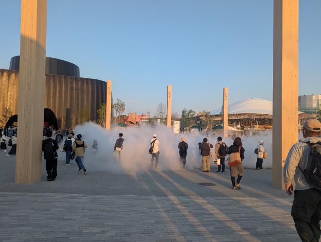 床から水蒸気のようなものが吹き出している展示