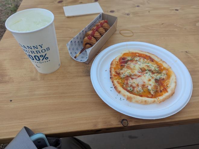 ピザ、ソーセージにチュロスを巻いたもの、ジュース