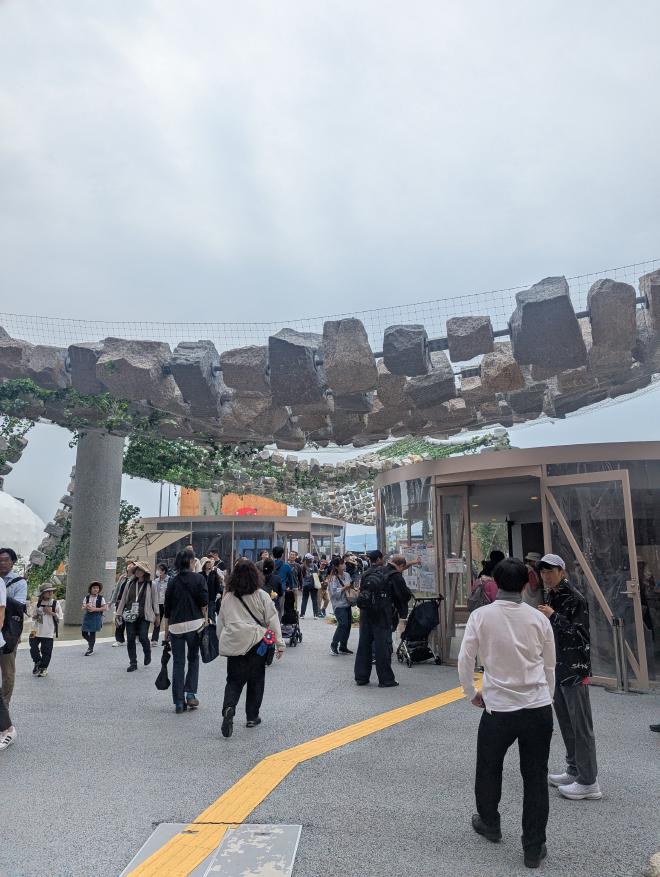 岩にワイヤーを通して作られた休憩所