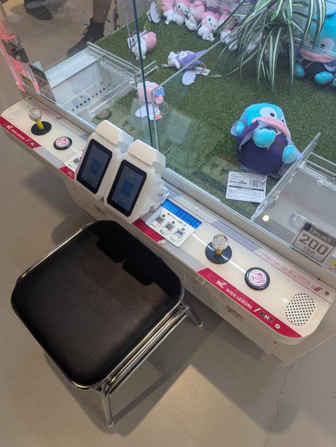 キャッシュレス化改造を施されたクレーンゲーム