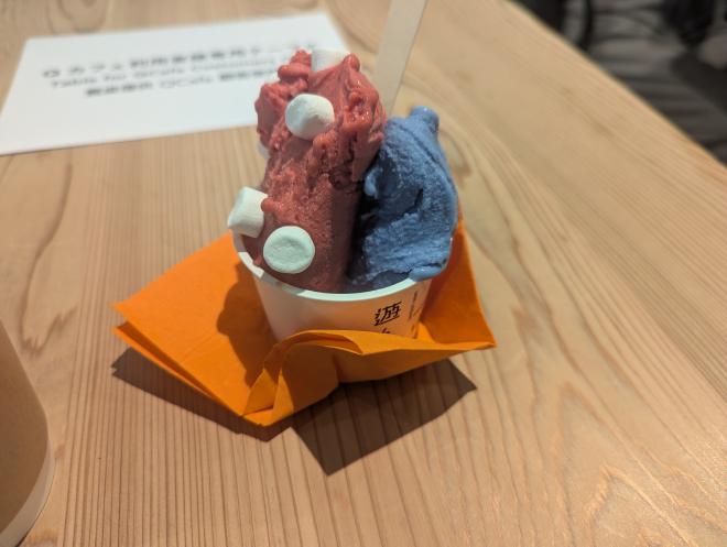 赤と青の色のジェラートとマシュマロで作られたミャクミャク様のスイーツ