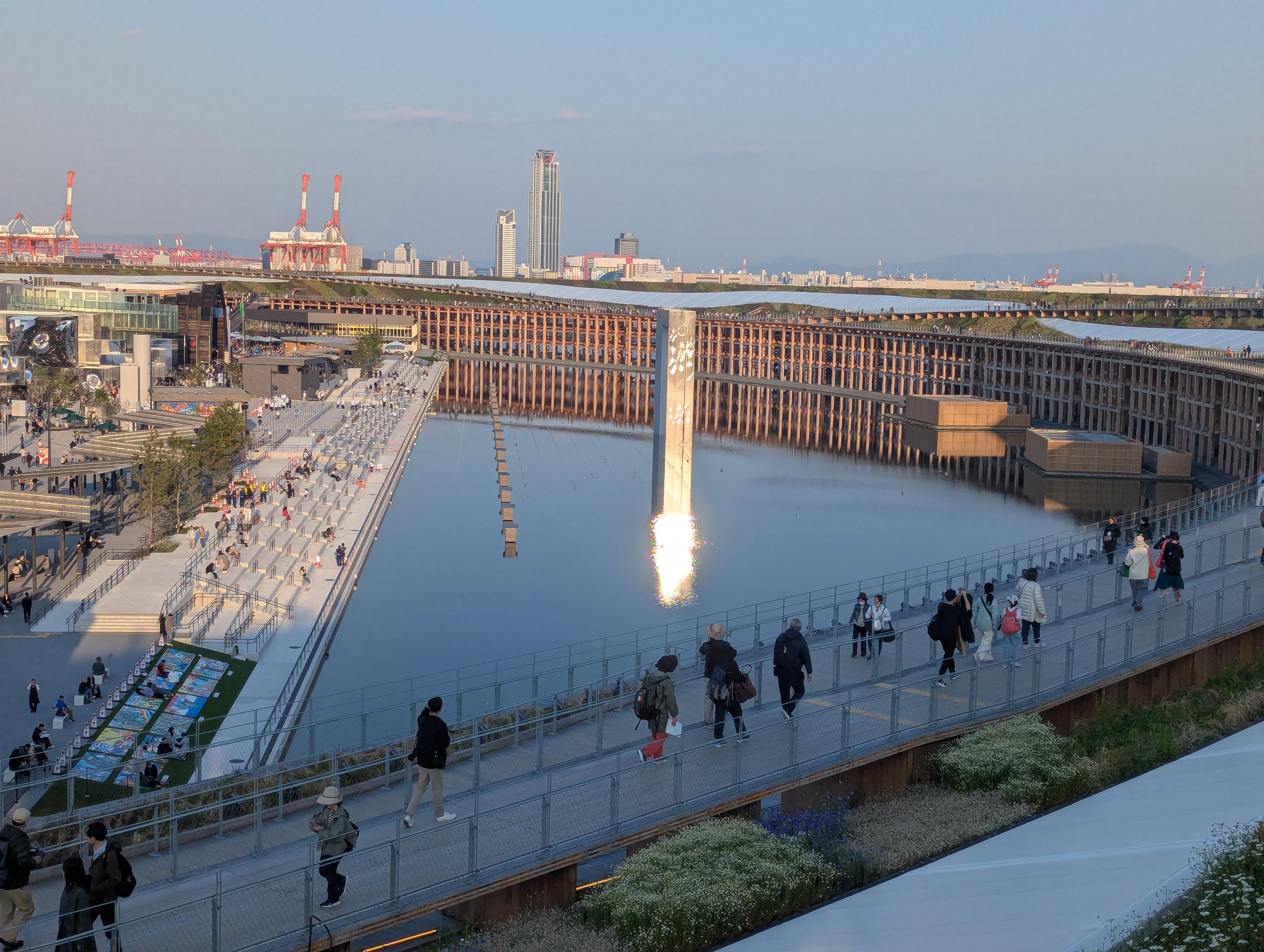 万博開場の水が溜まっている部分で、水が鏡のようになっていて綺麗